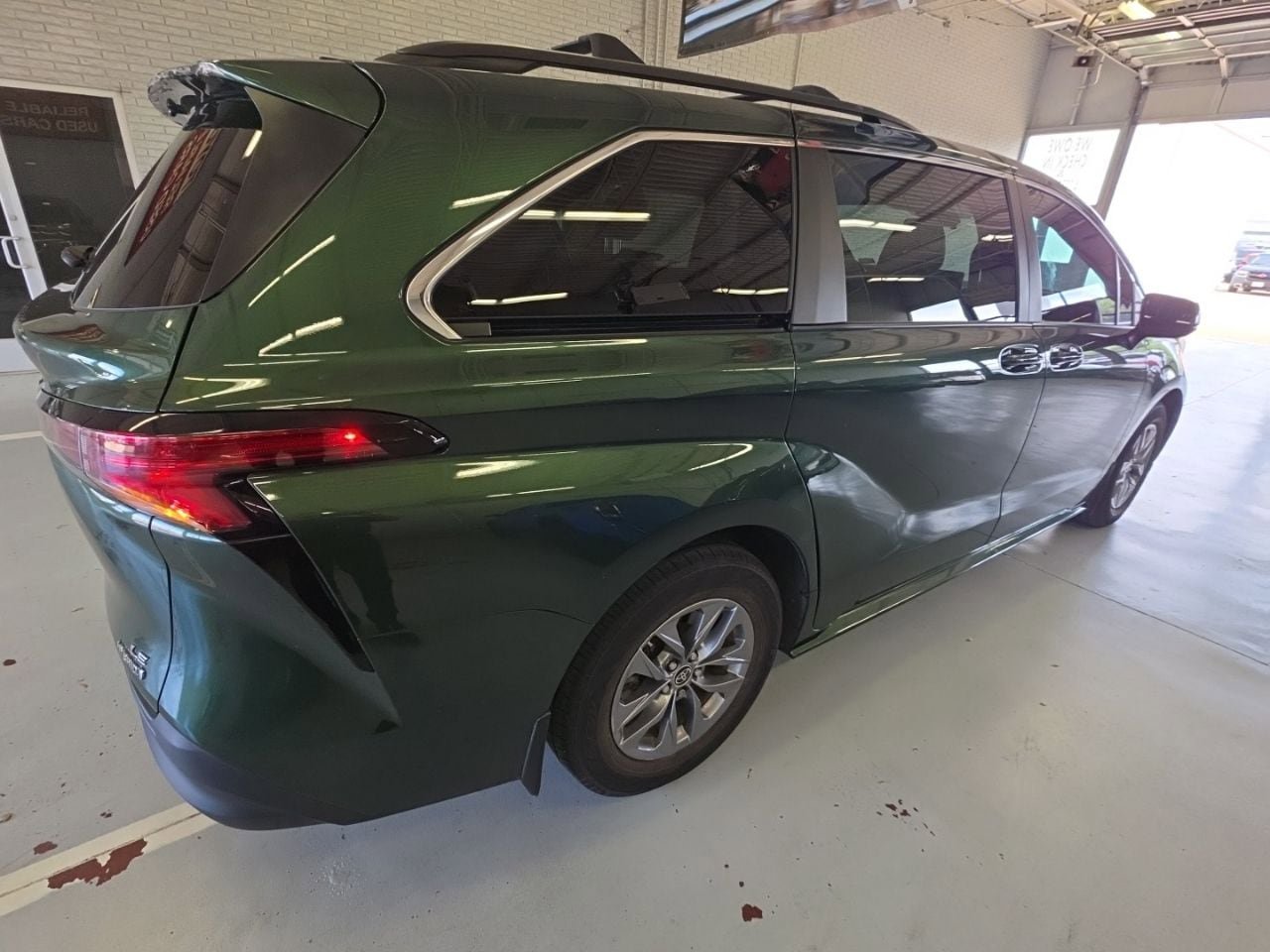 Used 2022 Toyota Sienna LE FWD image 3
