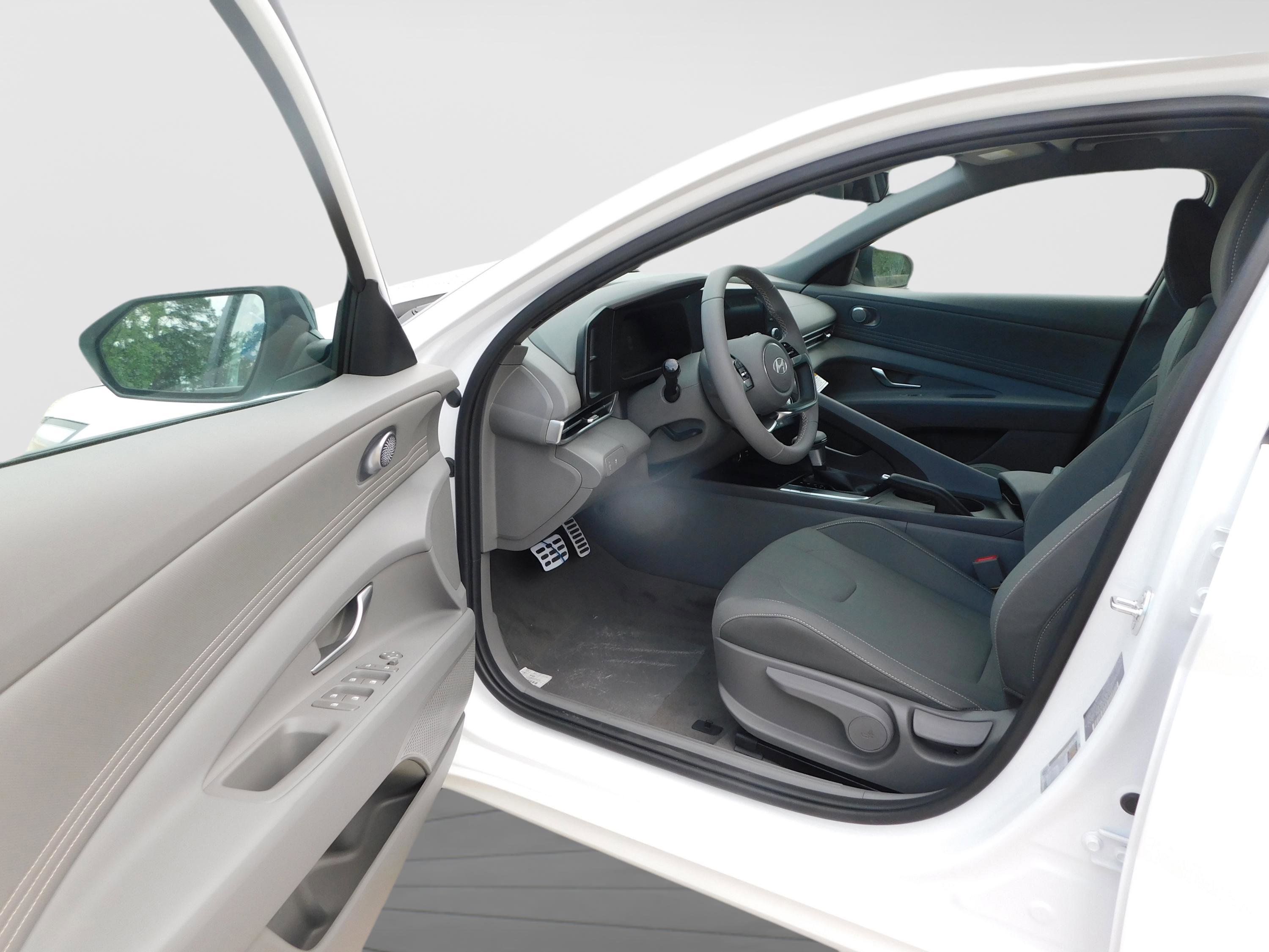 Certified 2025 Hyundai Elantra Sport image 3