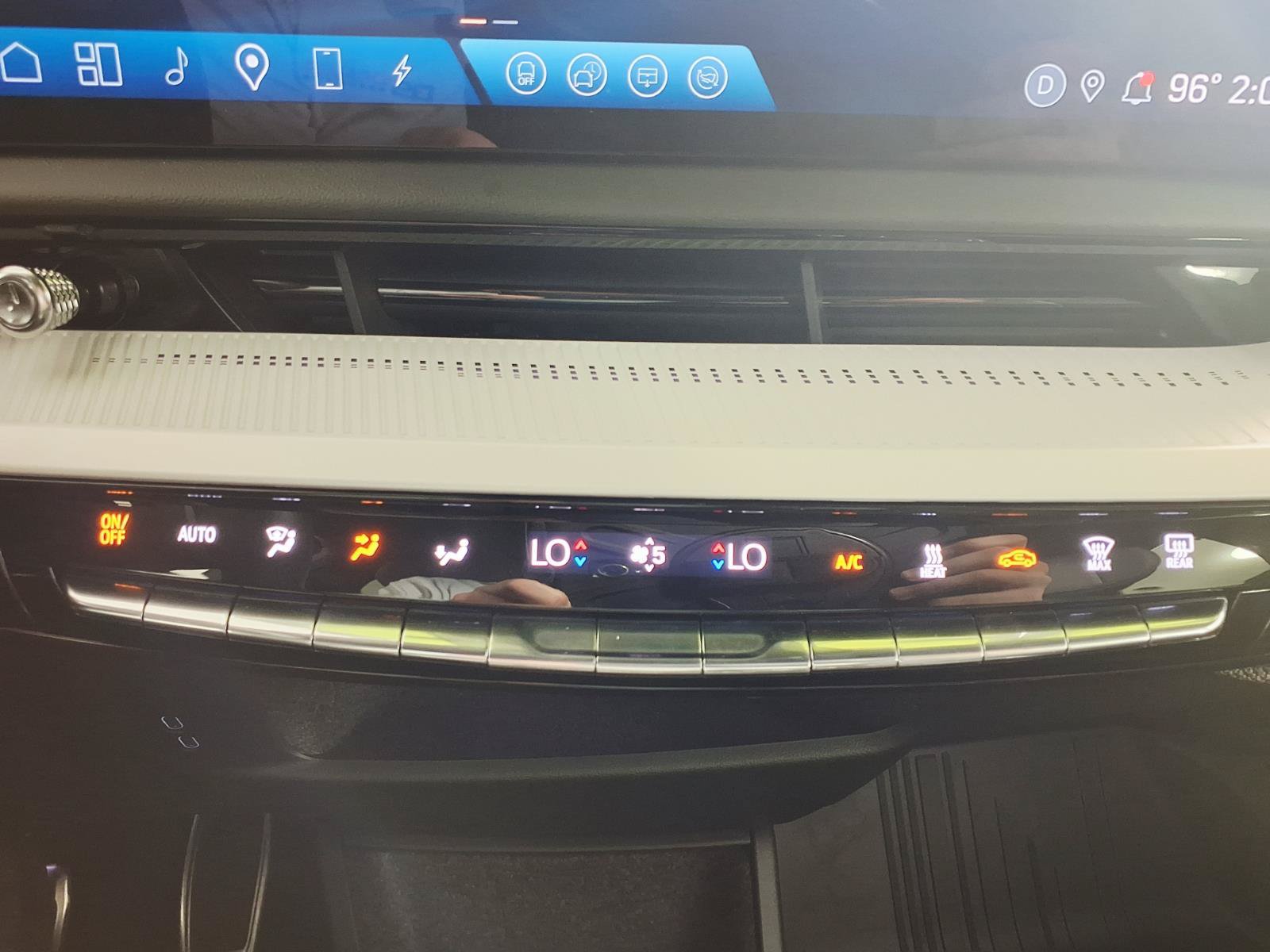 Certified 2025 Cadillac Optiq Luxury 2 w/ LPO, Floor Liner Package AWD/4WD image 19