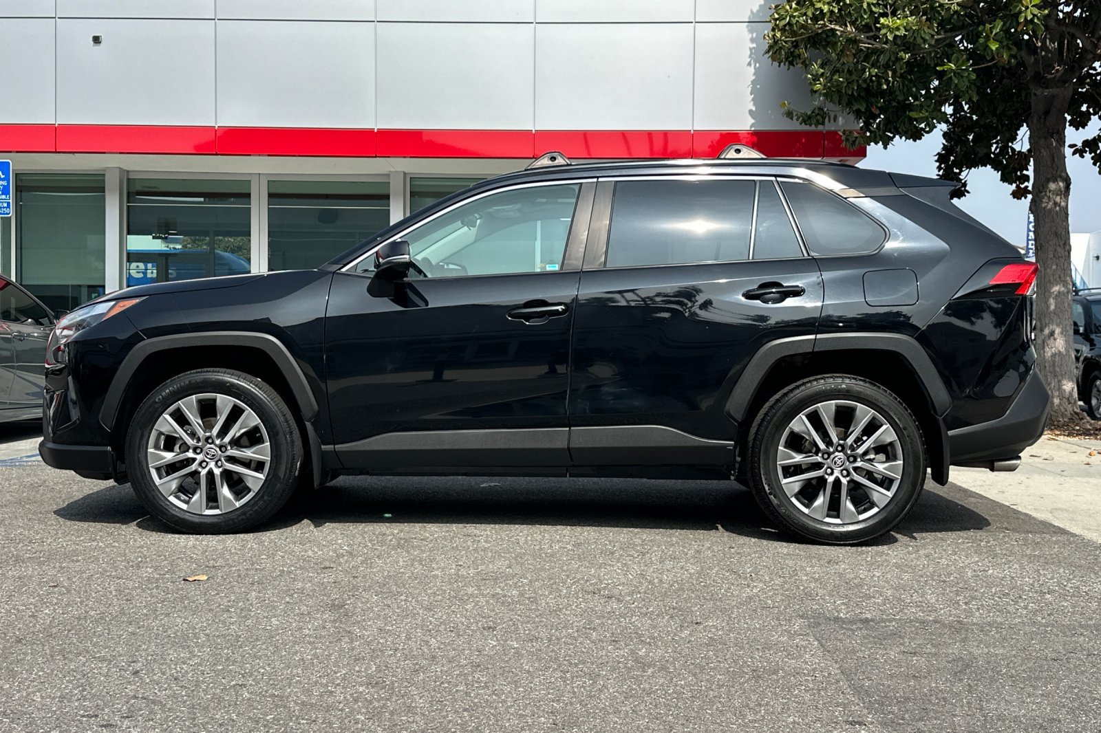 Used 2023 Toyota RAV4 XLE Premium FWD image 7