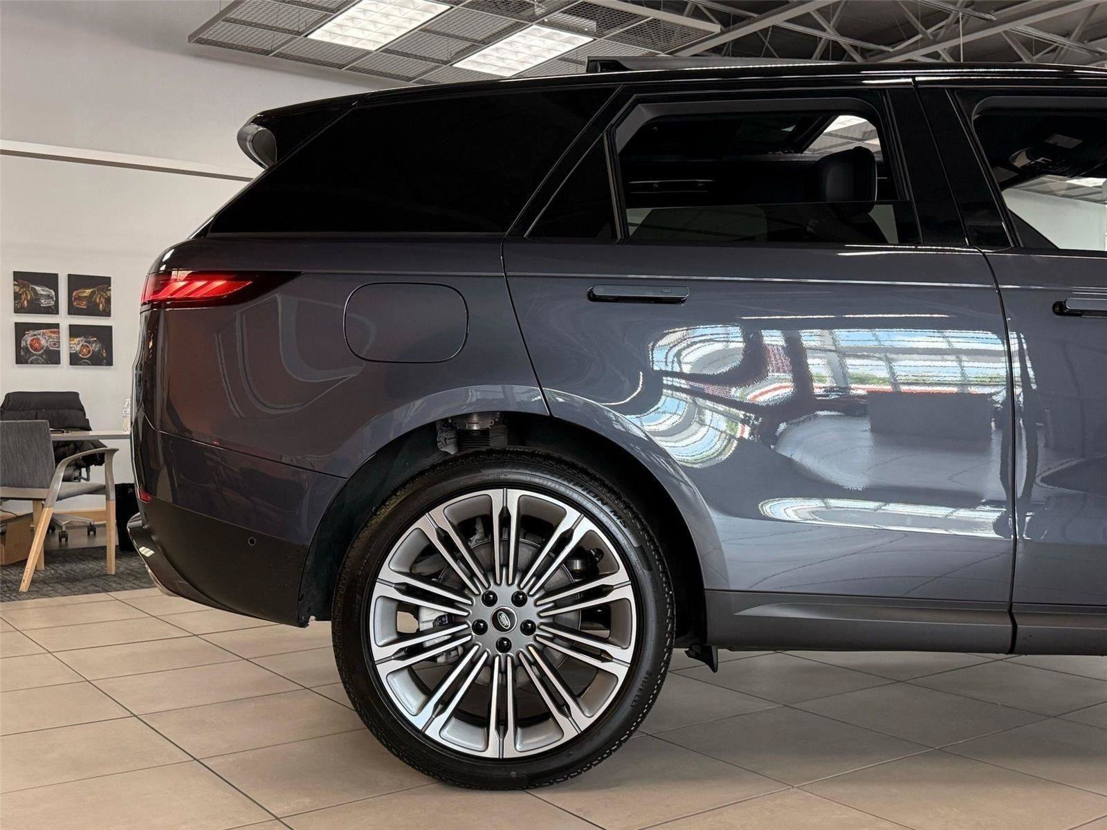 Used 2025 Land Rover Range Rover Sport SE AWD/4WD image 5