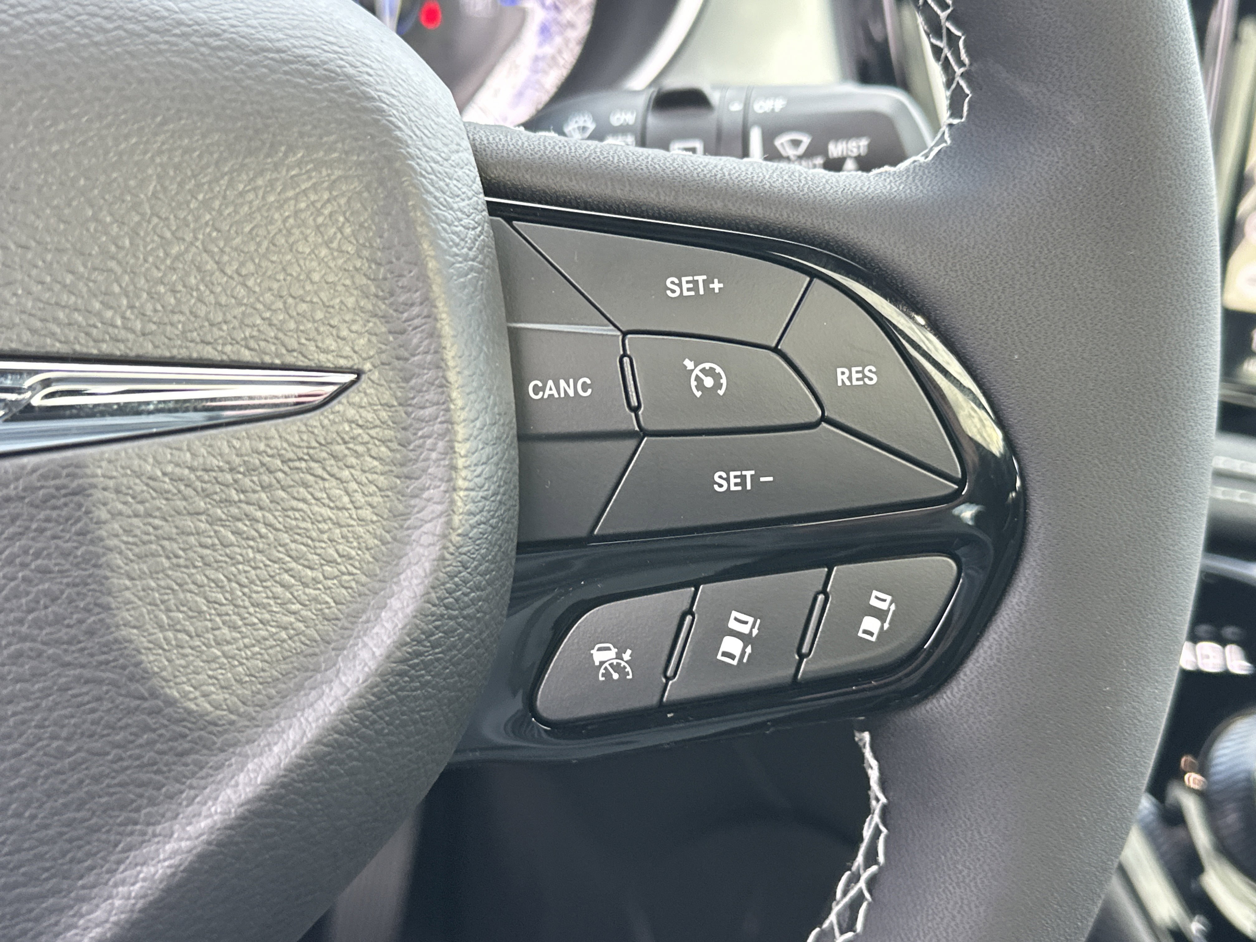 New 2026 Chrysler Pacifica Limited w/ Uconnect Theater Family Group image 9