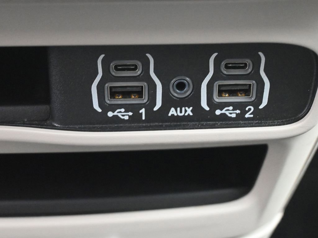 Used 2023 Chrysler Pacifica Touring-L image 3