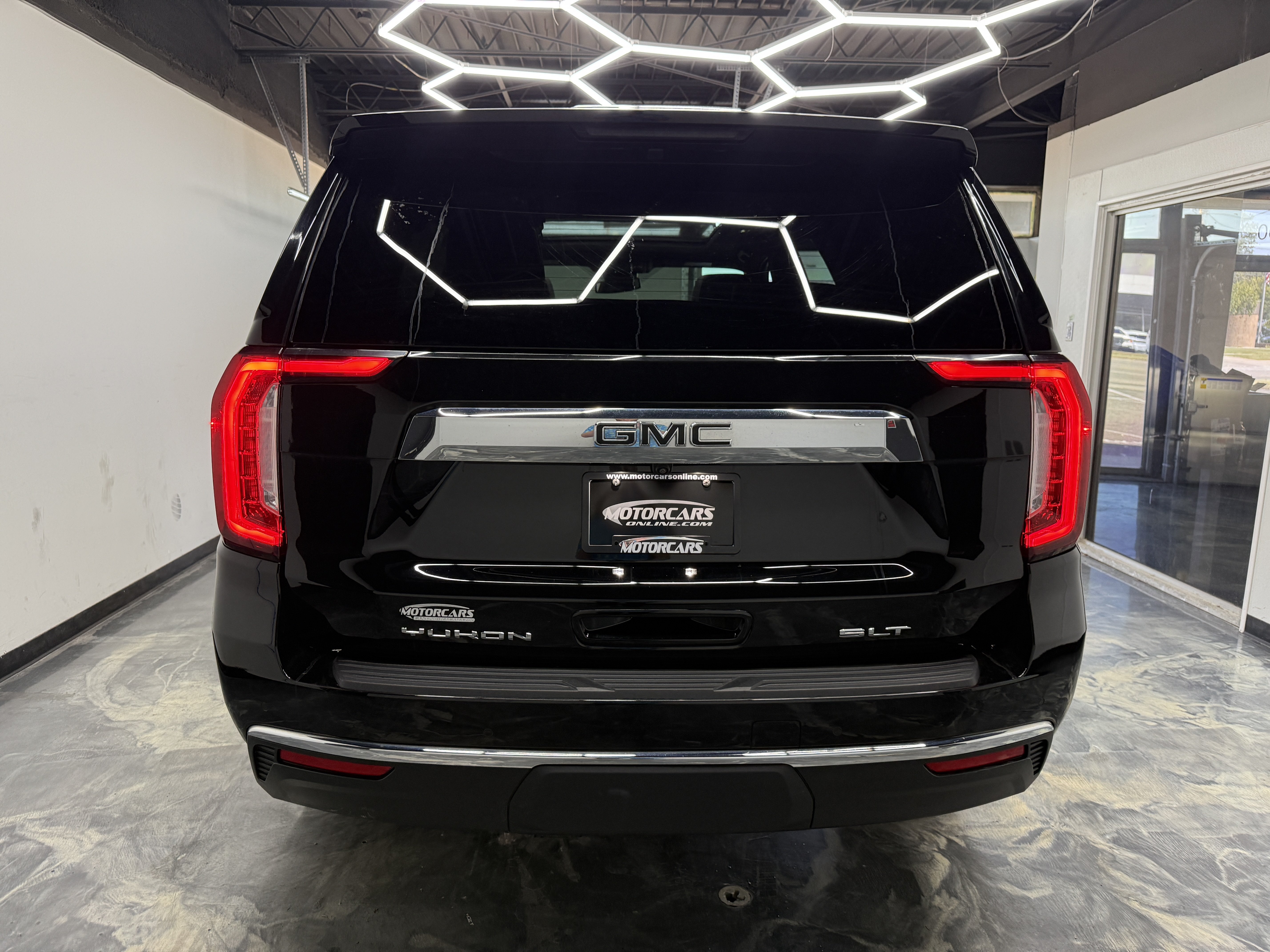 Used 2023 GMC Yukon SLT w/ SLT Premium Package AWD/4WD image 4