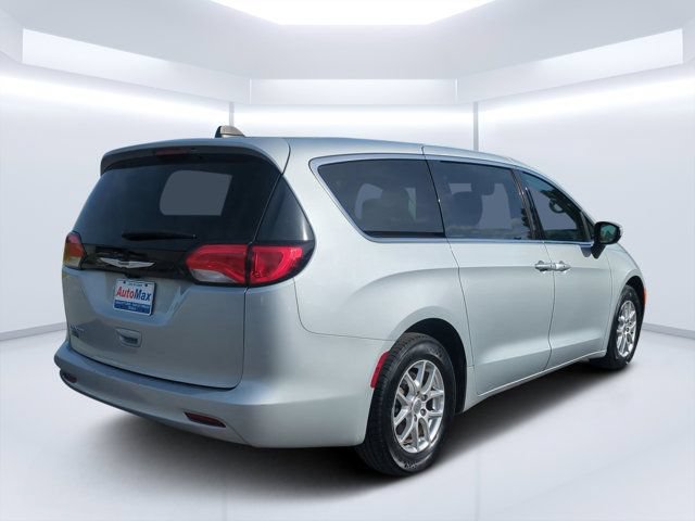 Used 2023 Chrysler Voyager LX FWD image 3