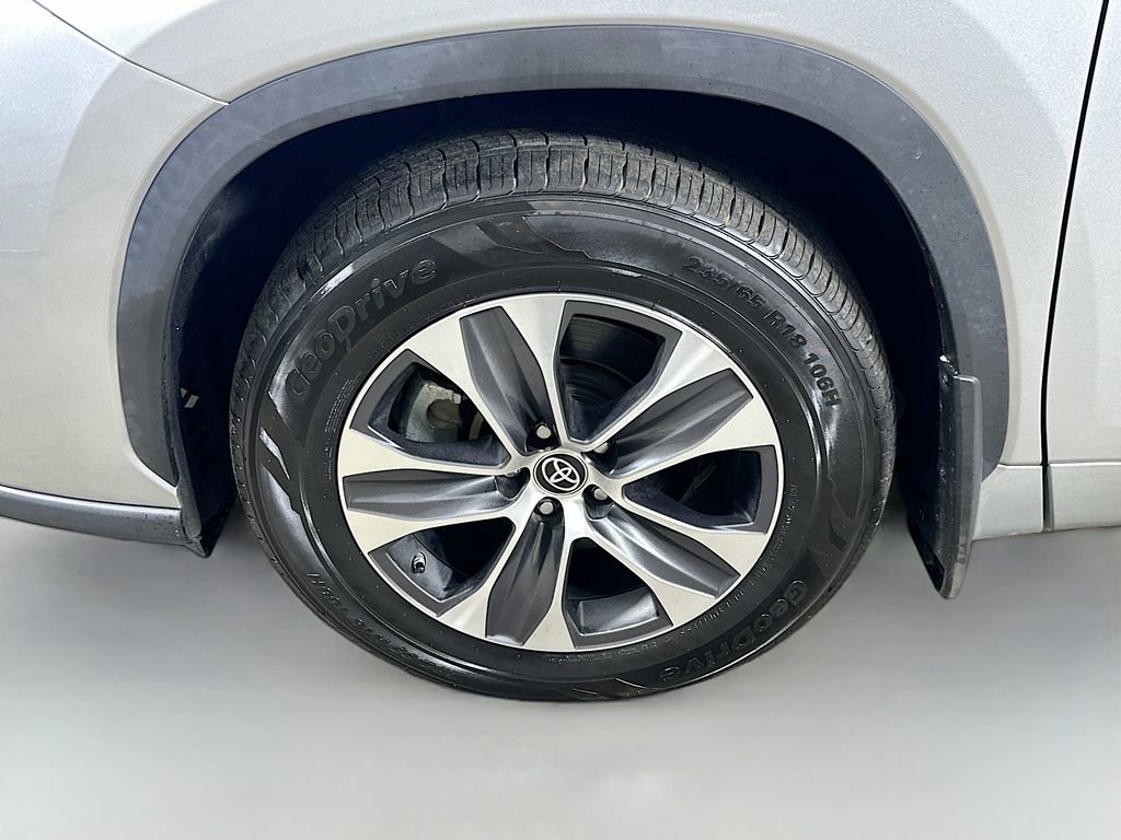 Used 2023 Toyota Highlander XLE AWD/4WD image 8