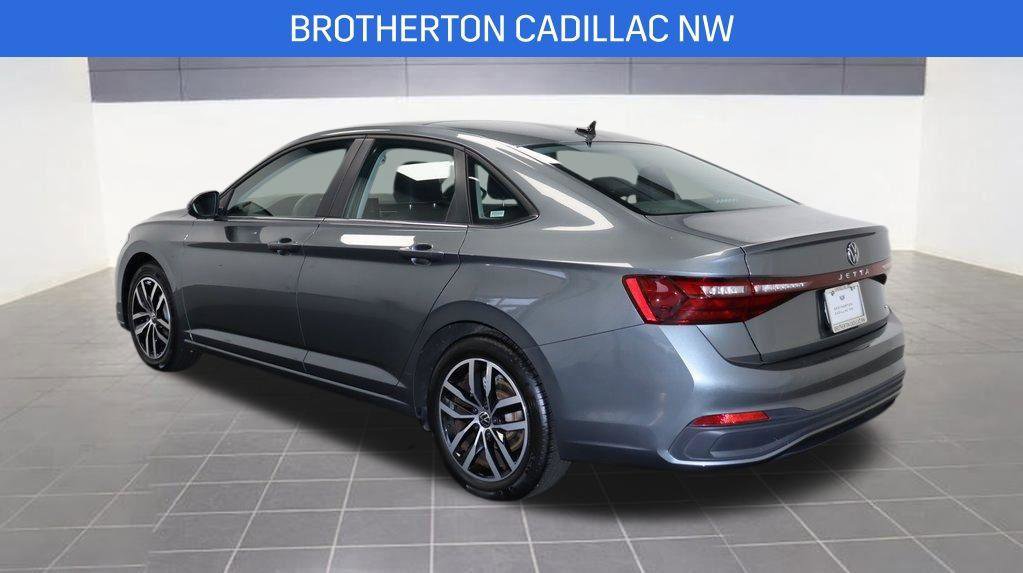 Used 2025 Volkswagen Jetta SE image 3