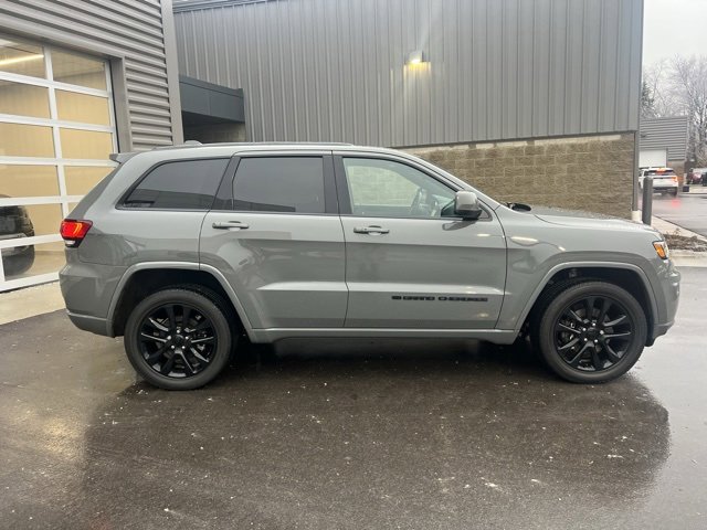 Used 2022 Jeep Grand Cherokee Laredo X image 4