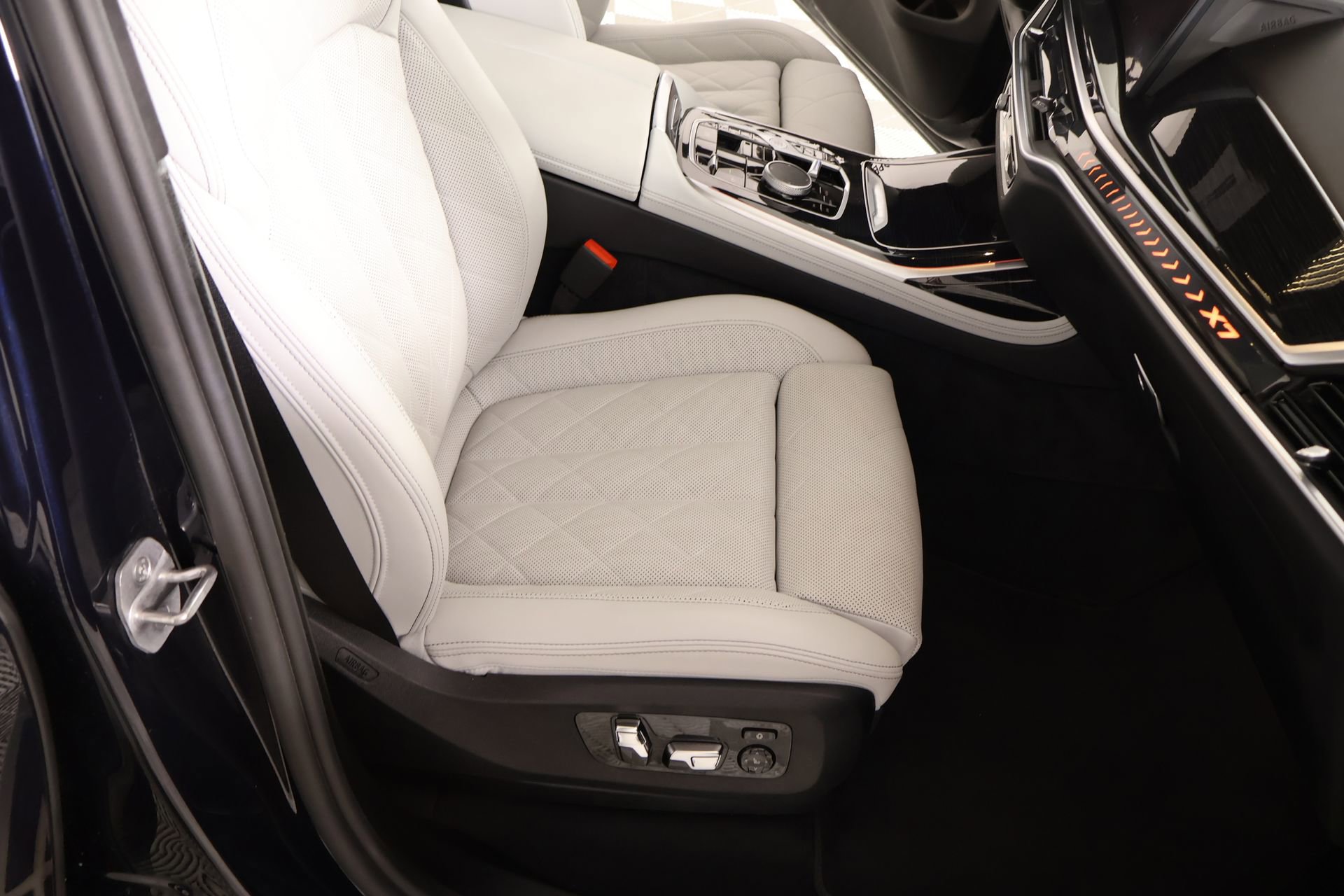Used 2025 BMW X7 xDrive40i image 14