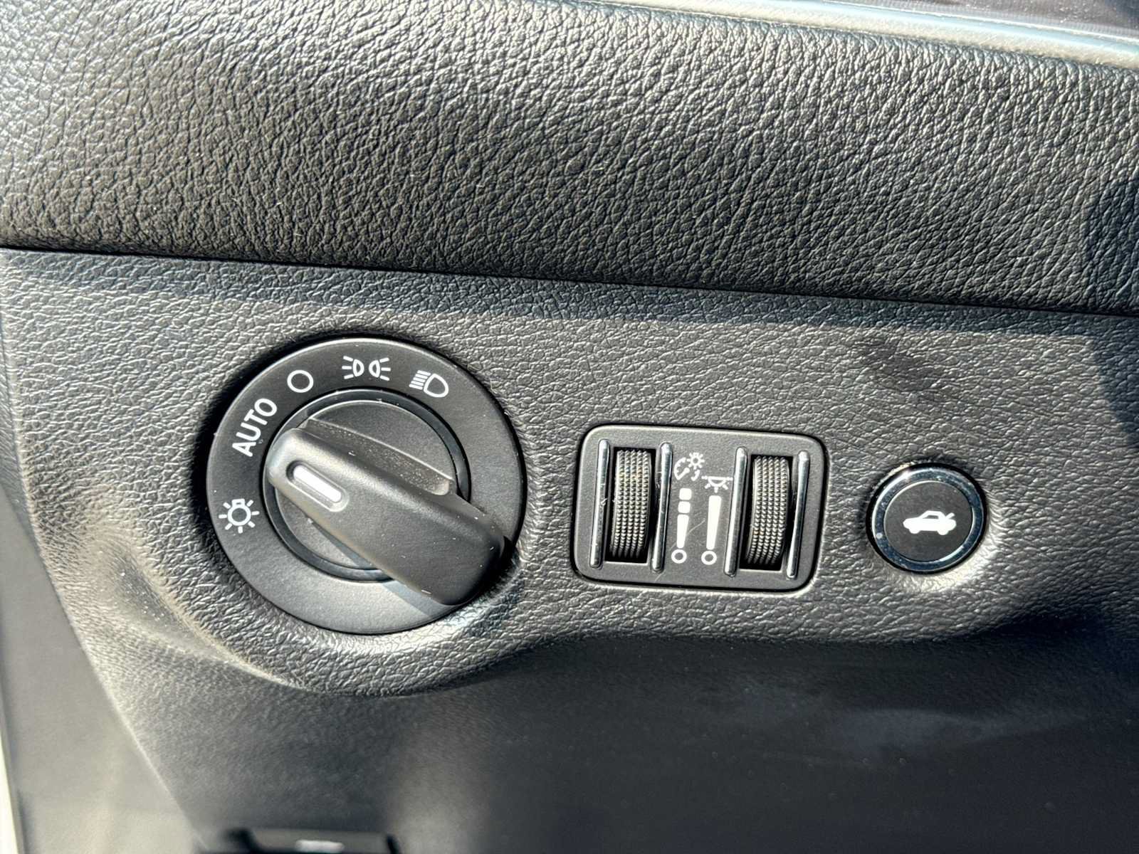 Used 2020 Dodge Challenger SXT RWD image 24