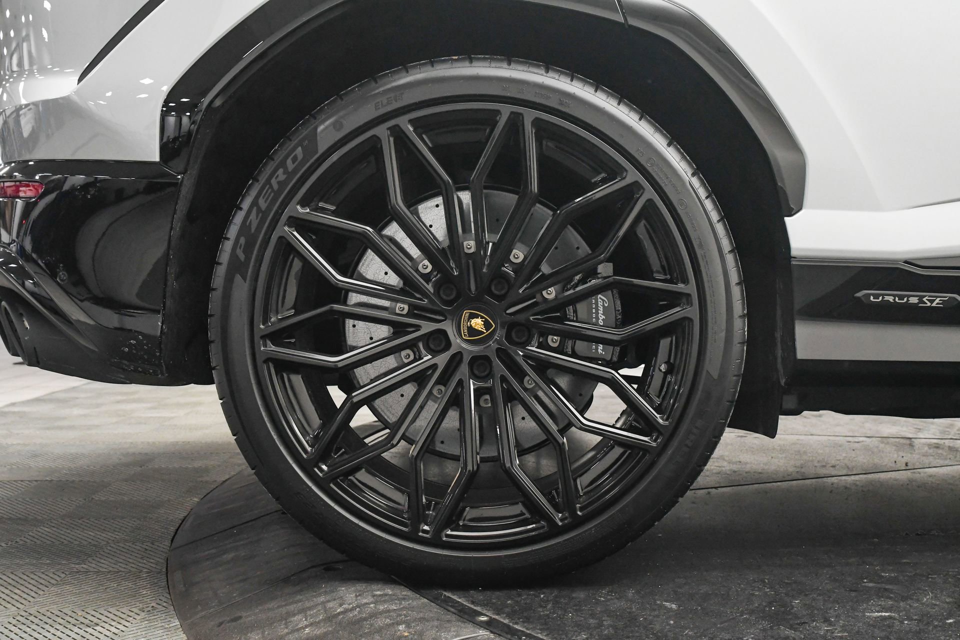 Used 2025 Lamborghini Urus SE image 34