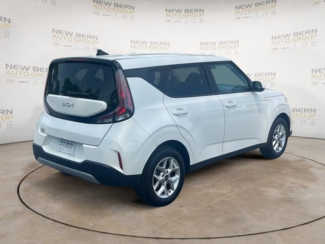 Used 2025 Kia Soul LX FWD image 5