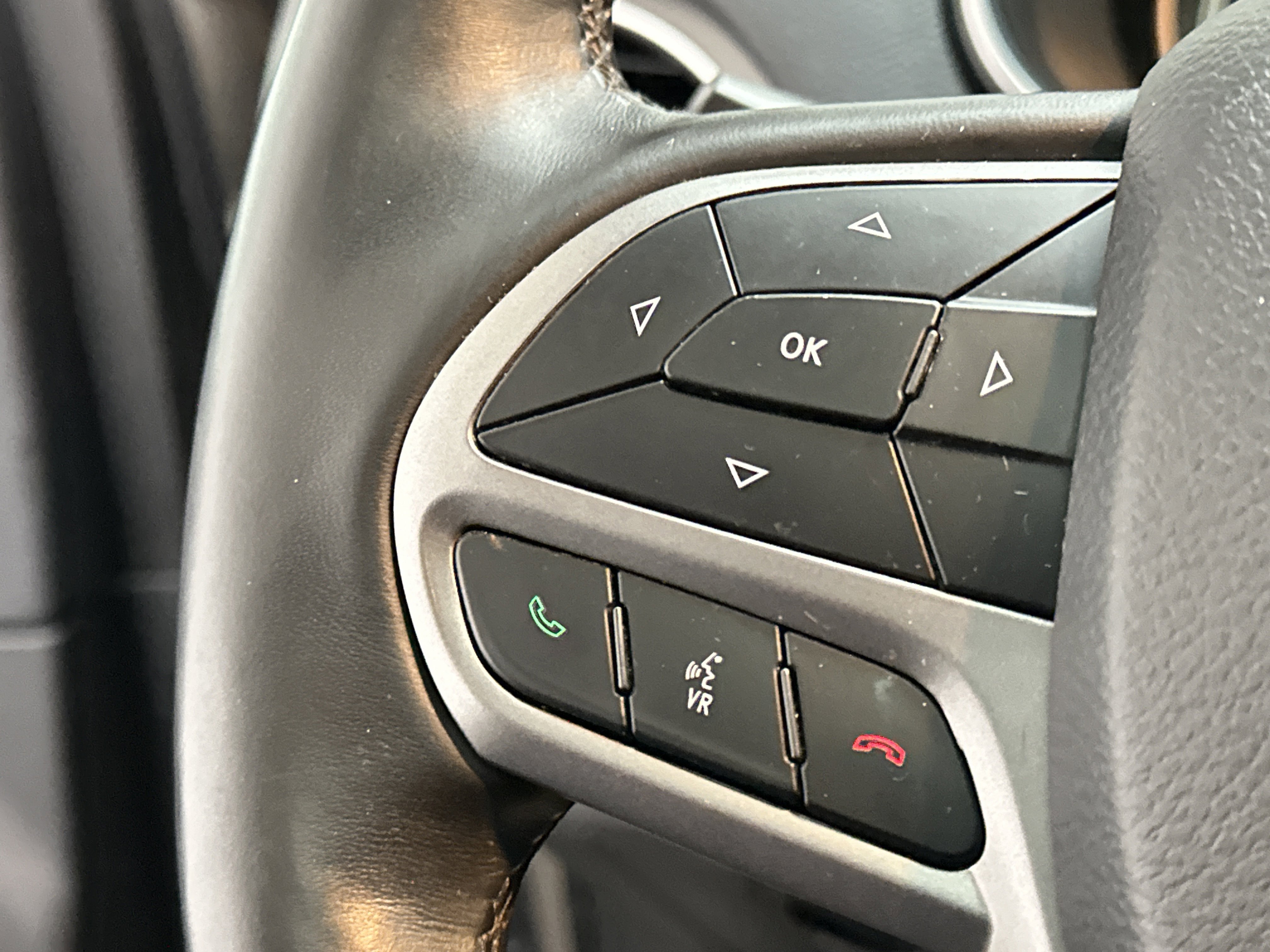 Used 2019 Jeep Cherokee Latitude Plus w/ Comfort/Convenience Group image 26