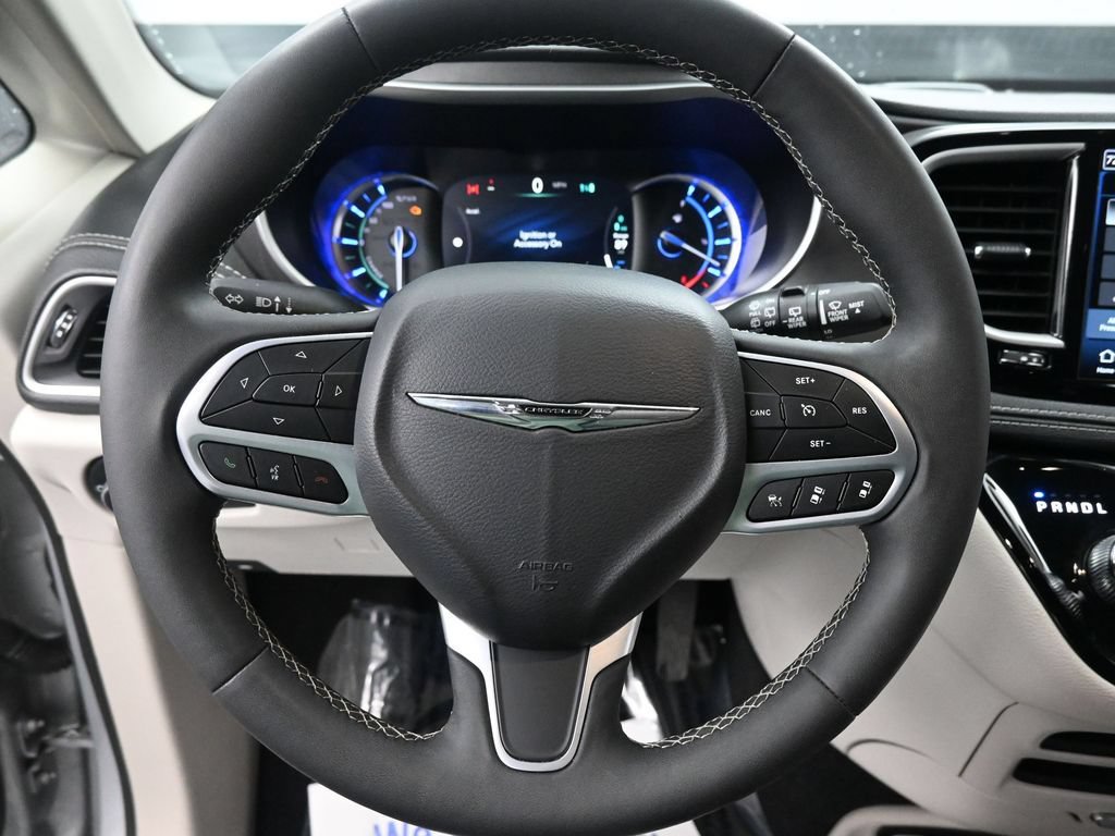 Used 2024 Chrysler Pacifica Limited FWD image 33