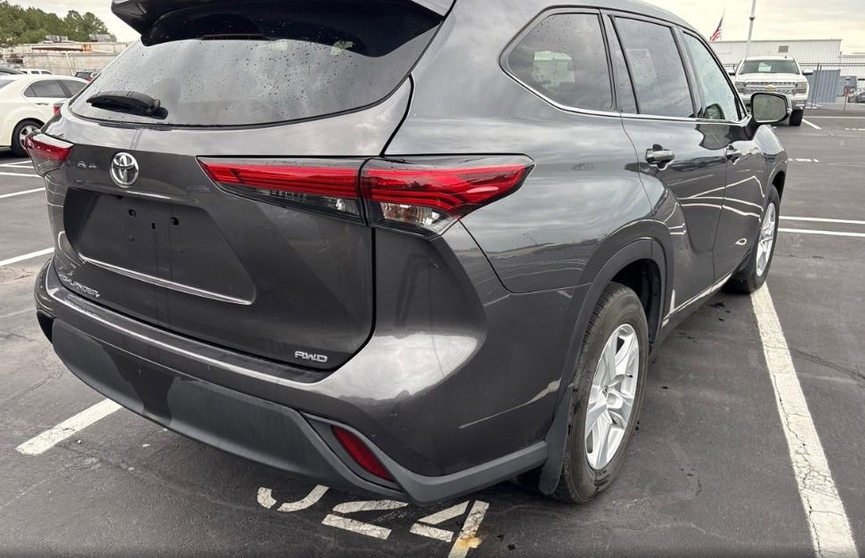 Used 2021 Toyota Highlander L AWD/4WD image 5