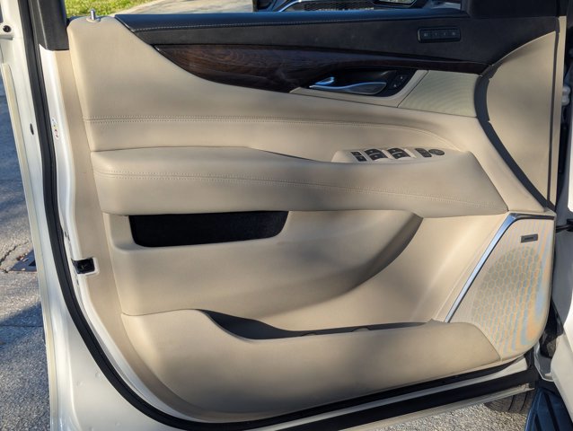 Used 2018 Cadillac Escalade 2WD video 4