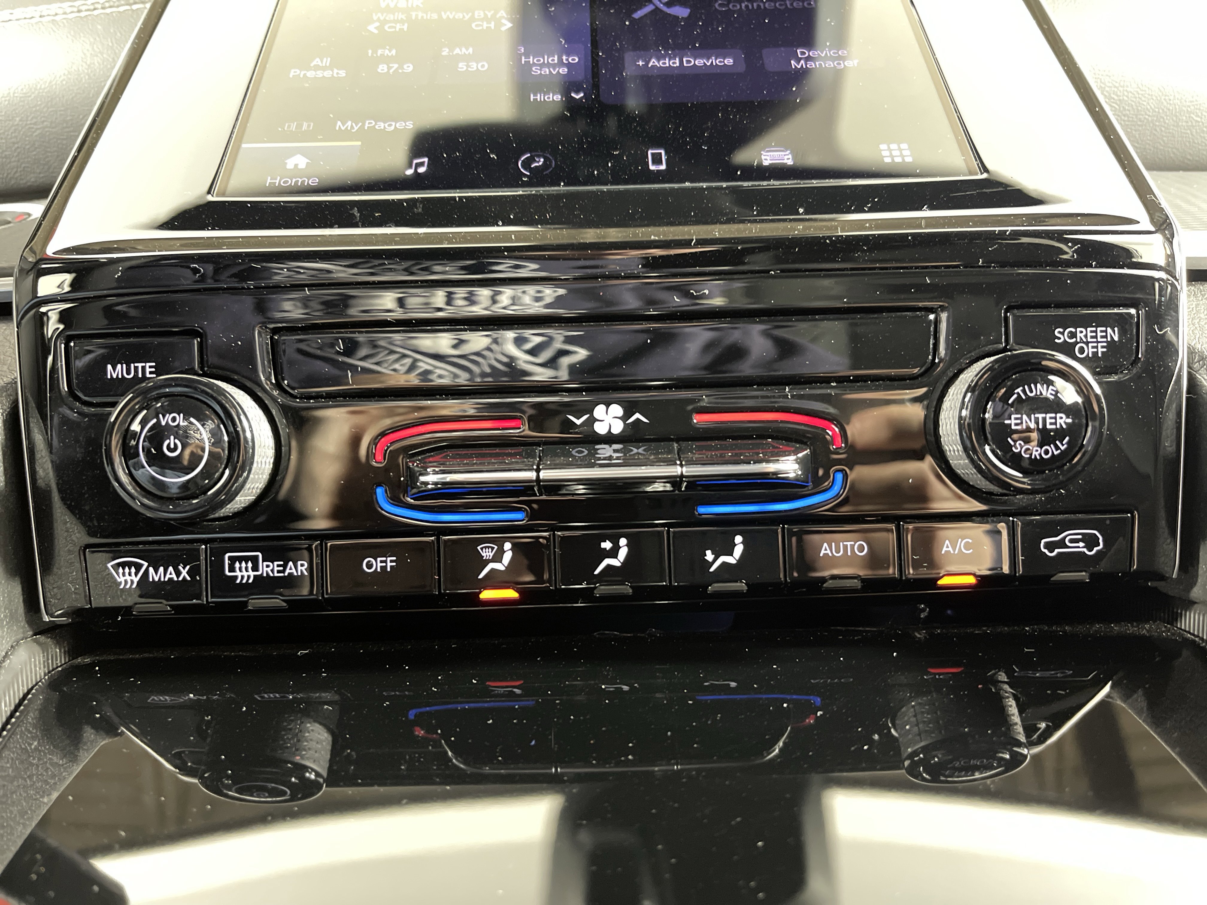 Used 2024 Jeep Grand Cherokee Laredo image 24