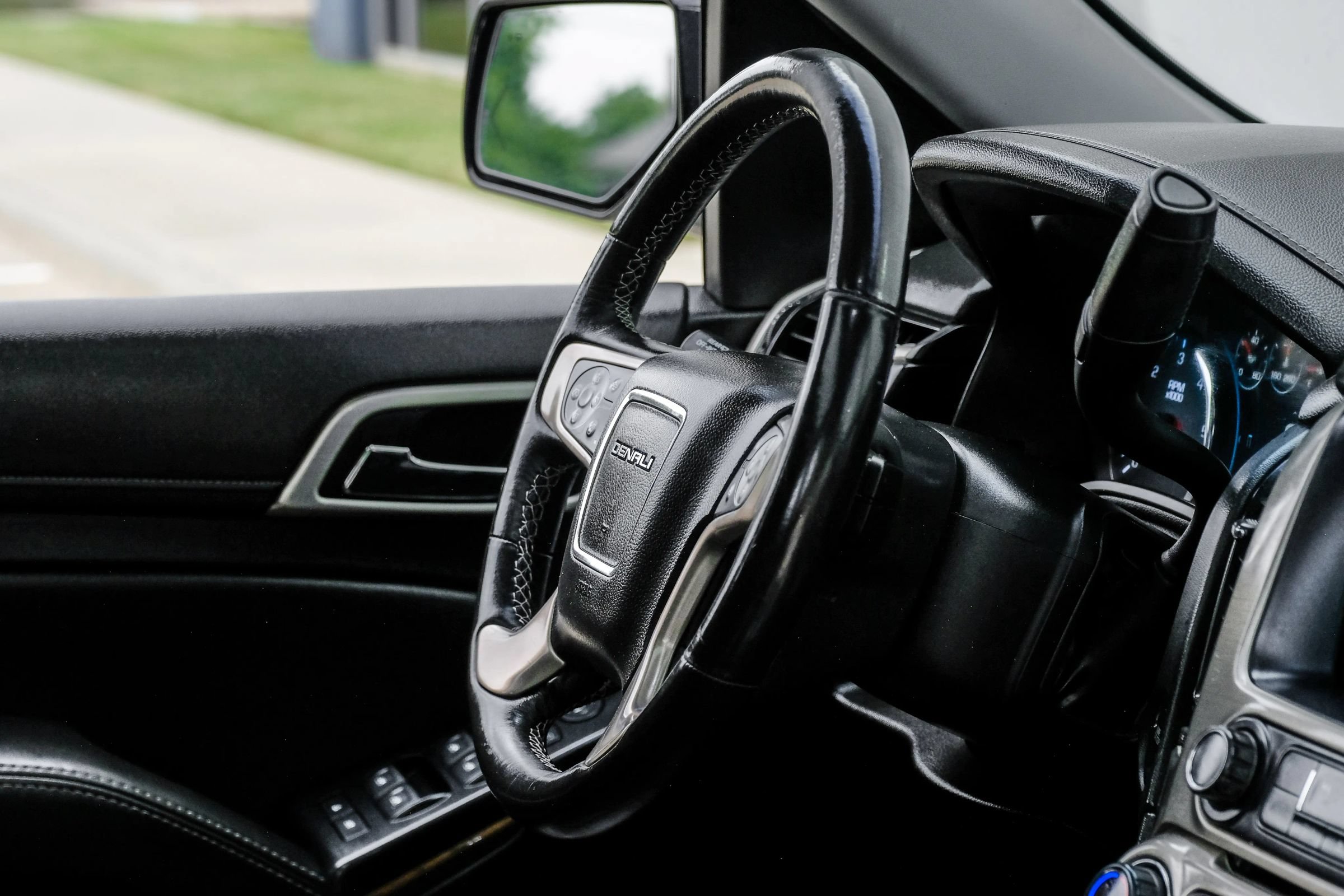 Used 2019 GMC Yukon Denali w/ Denali Ultimate Black Edition AWD/4WD image 23