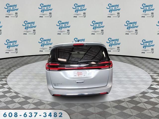Used 2024 Chrysler Pacifica Touring-L image 6