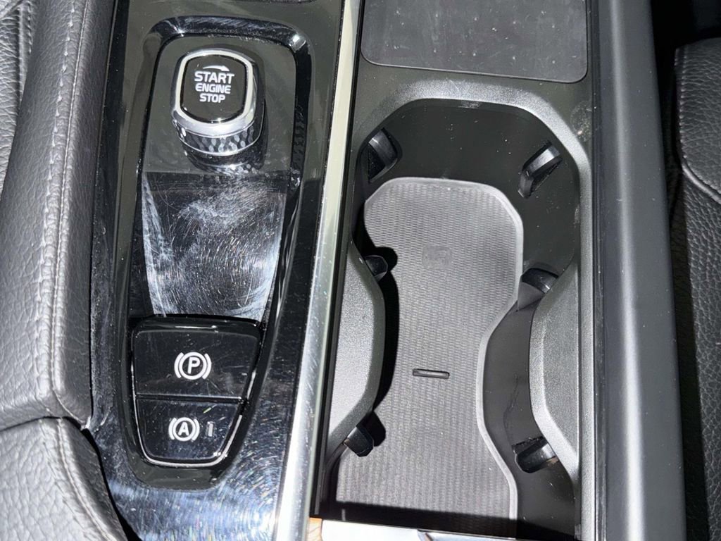 Used 2022 Volvo XC90 T6 Momentum w/ Climate Package image 23