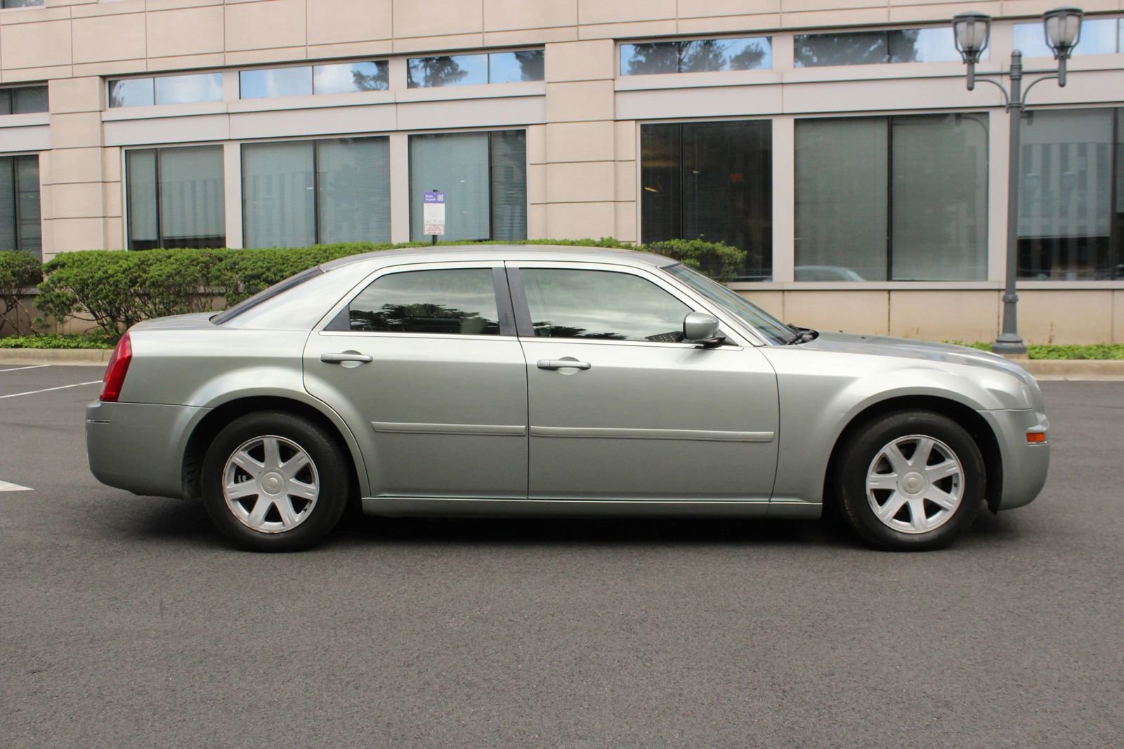Used 2005 Chrysler 300 Touring RWD image 6