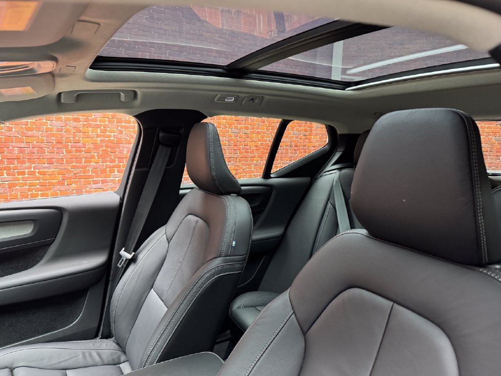 Used 2023 Volvo XC40 B5 Plus AWD/4WD image 3