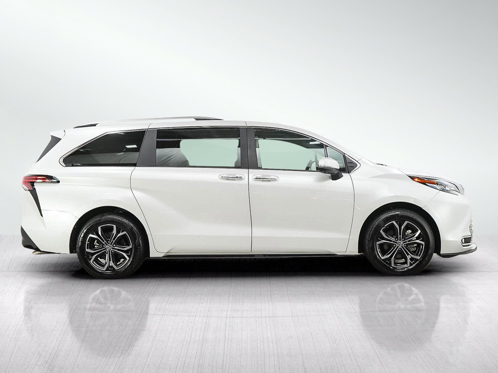 Used 2025 Toyota Sienna Platinum AWD/4WD image 6