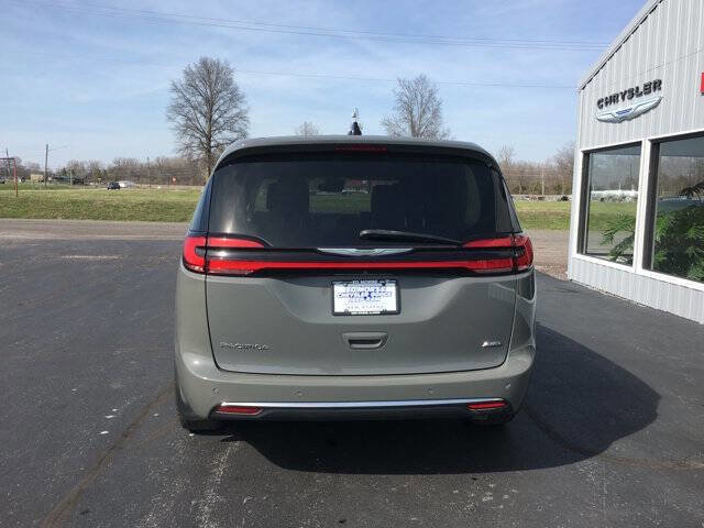 Used 2023 Chrysler Pacifica Touring-L image 8