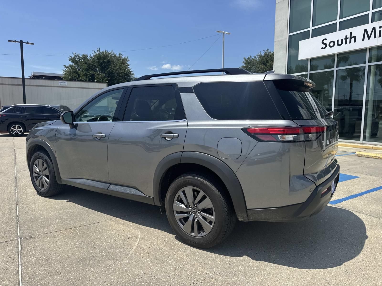 Used 2024 Nissan Pathfinder SV FWD image 7