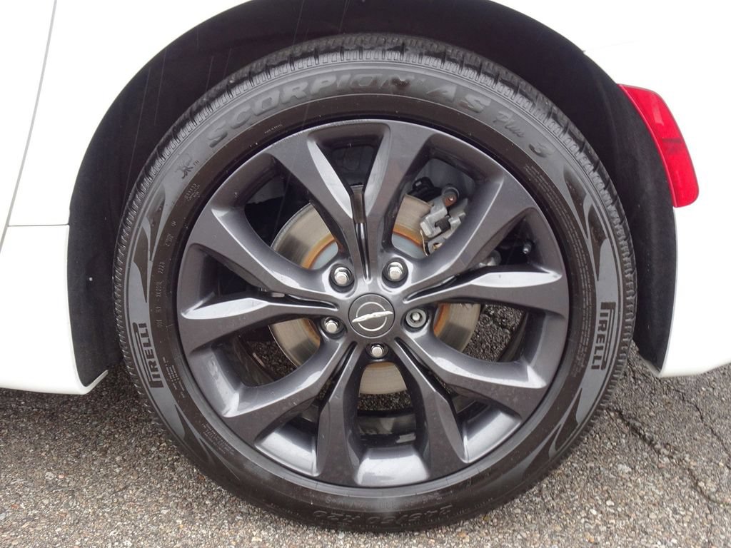 Used 2019 Chrysler Pacifica Touring Plus w/ S Appearance Package FWD image 24