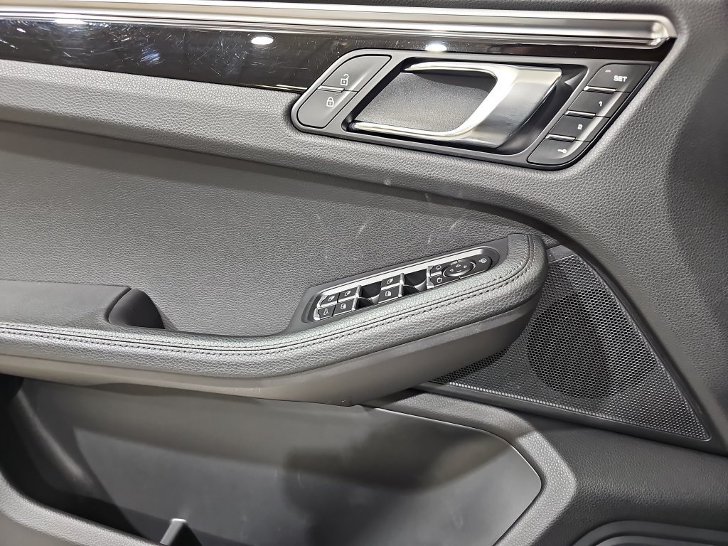 Used 2023 Porsche Macan Turbo AWD/4WD image 30