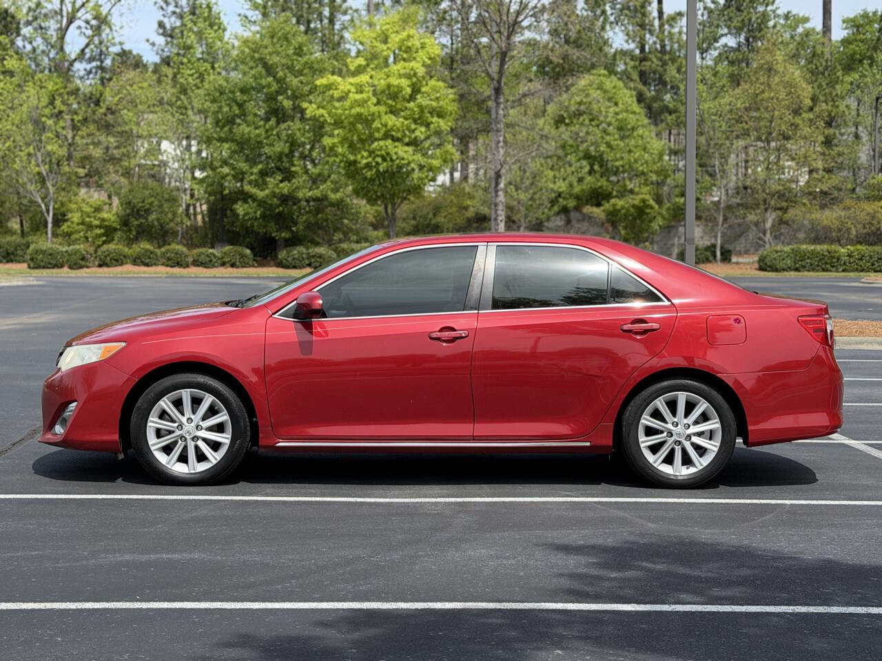 Used 2014 Toyota Camry XLE w/ Leather Package FWD image 4