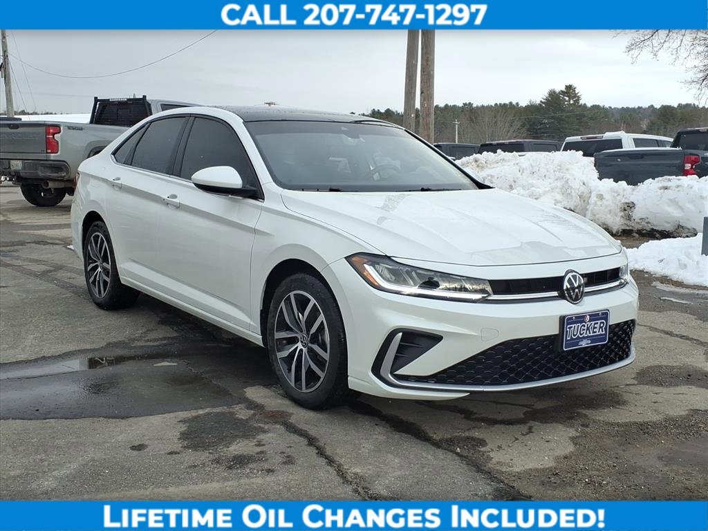 Used 2025 Volkswagen Jetta SE image 3