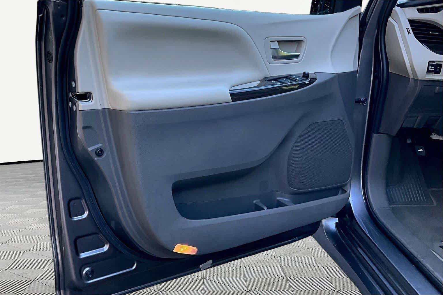 Used 2020 Toyota Sienna XLE FWD image 22