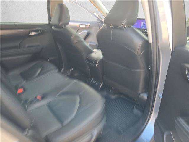 Used 2024 Toyota Highlander Limited FWD image 21