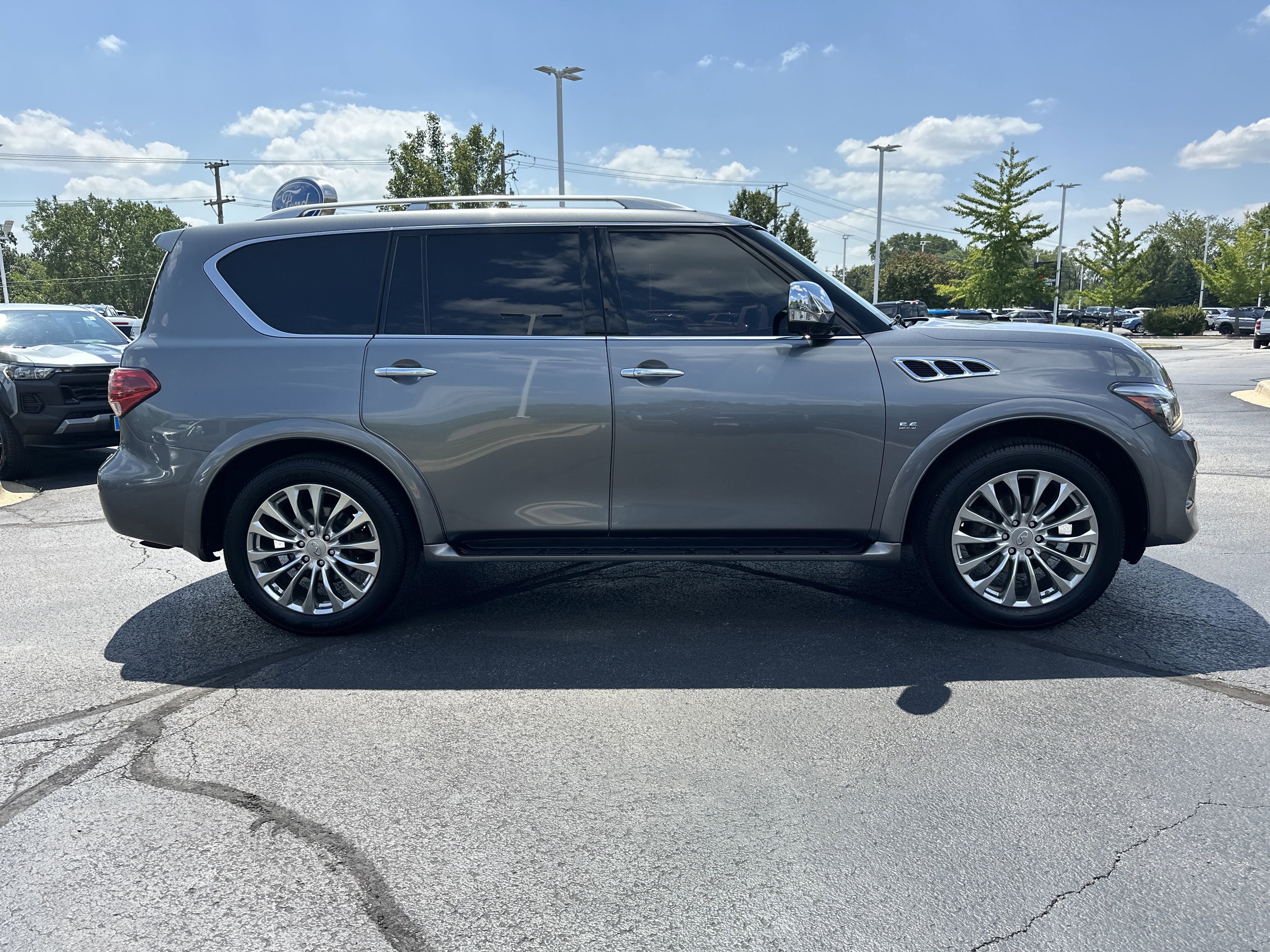 Used 2017 INFINITI QX80 4WD w/ Deluxe Technology Package image 2
