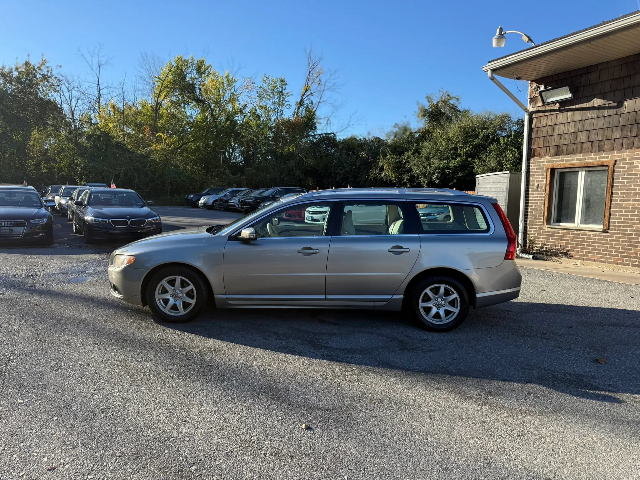 Used 2010 Volvo V70 R-Design FWD image 5