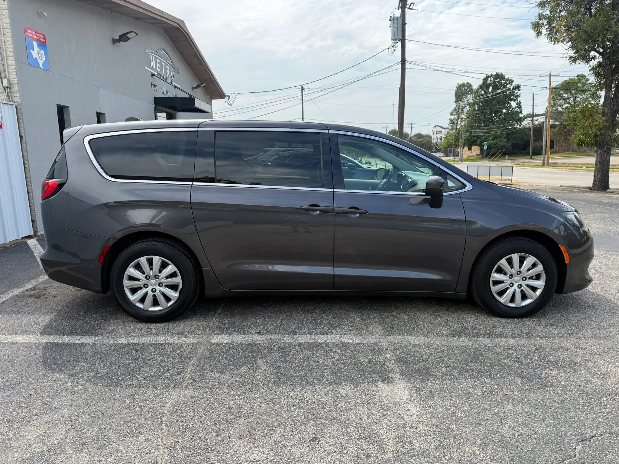 Used 2021 Chrysler Voyager L FWD image 6