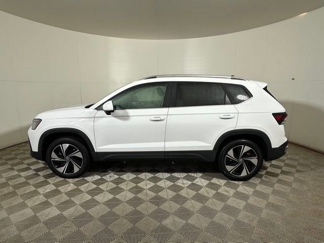 Certified 2025 Volkswagen Taos SE w/ Panoramic Sunroof Package AWD/4WD image 4