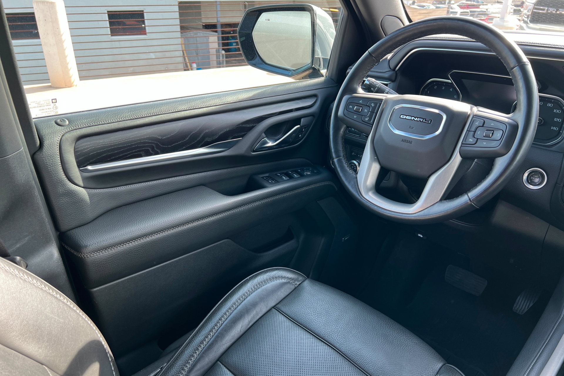 Used 2021 GMC Yukon Denali w/ Denali Premium Package image 11