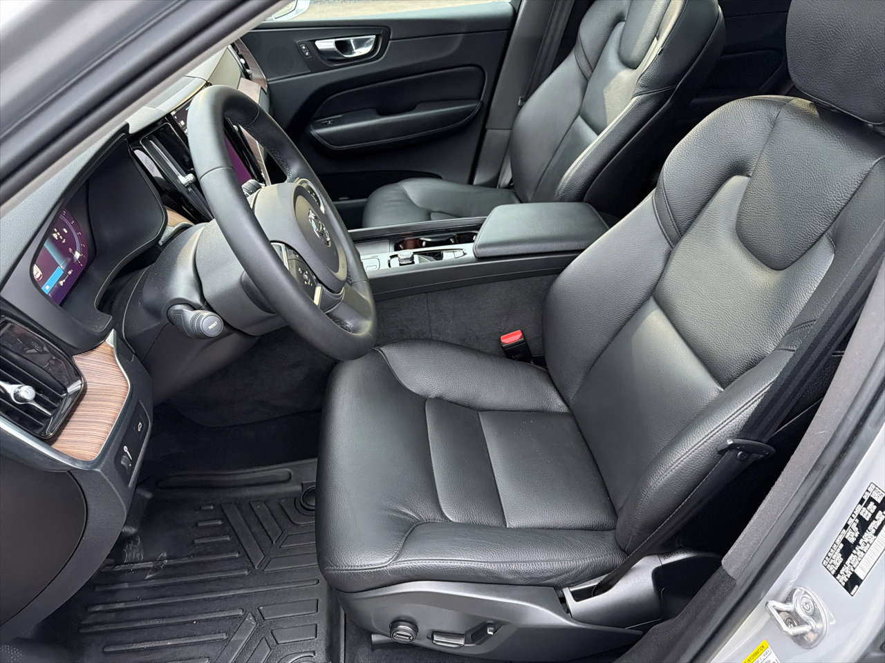 Used 2022 Volvo XC60 B5 Momentum w/ Climate Package image 19