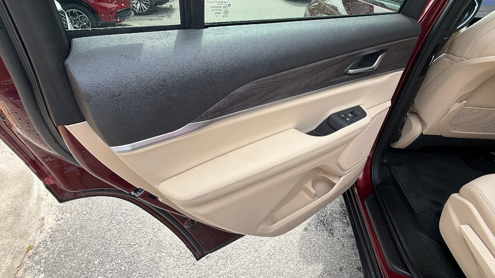 Used 2024 Jeep Grand Cherokee L Limited w/ Black Appearance Package image 23