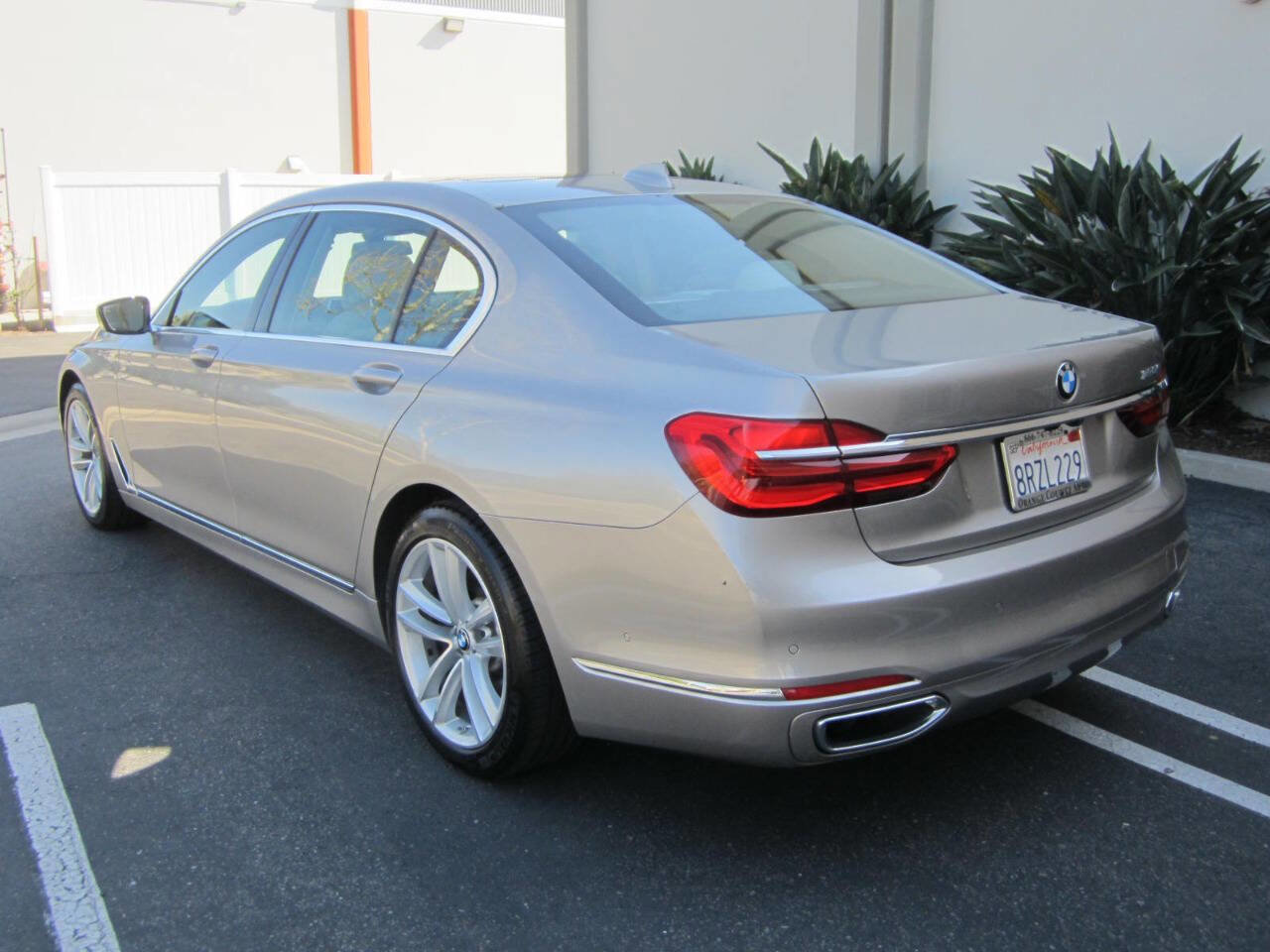 Used 2016 BMW 750i image 4