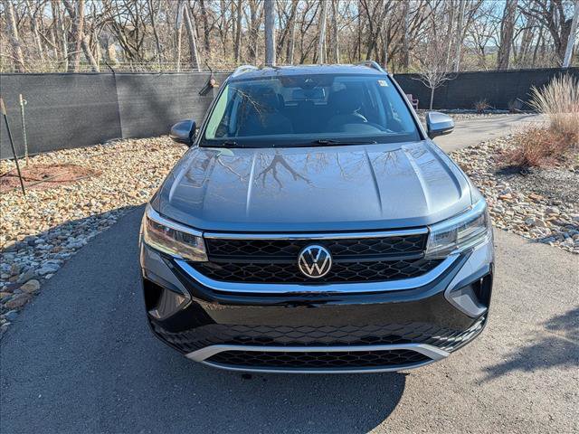 Used 2022 Volkswagen Taos SE w/ Panoramic Sunroof Package image 9