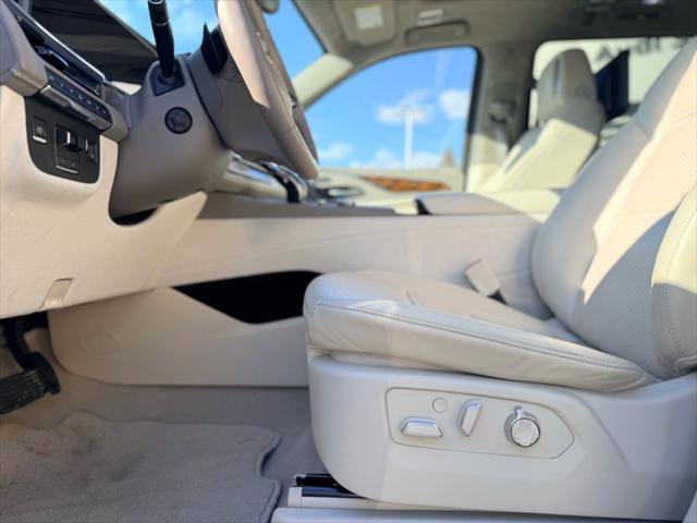 Used 2024 Cadillac Escalade ESV Sport Platinum w/ LPO, ONYX Package AWD/4WD image 11