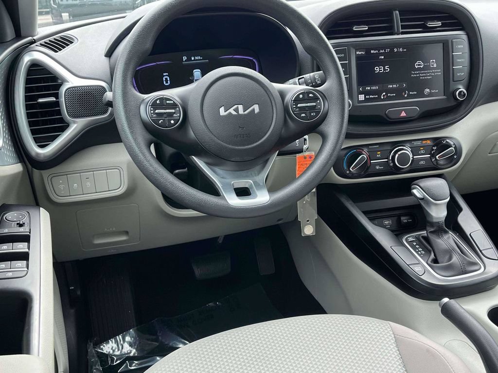 Used 2025 Kia Soul LX w/ LX Technology Package FWD image 2
