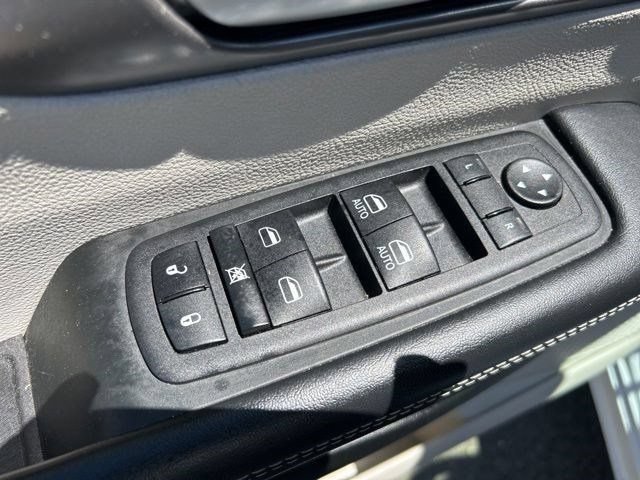 Used 2023 Chrysler Pacifica Touring-L FWD image 12