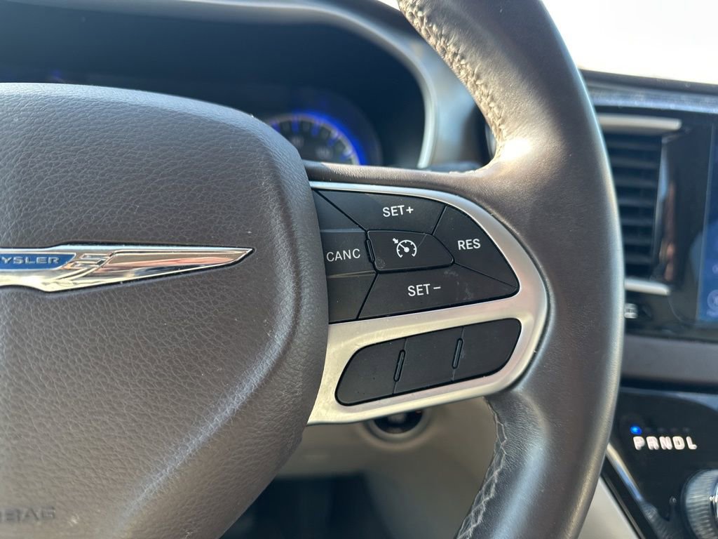 Used 2017 Chrysler Pacifica Touring-L w/ Tire & Wheel Group image 21