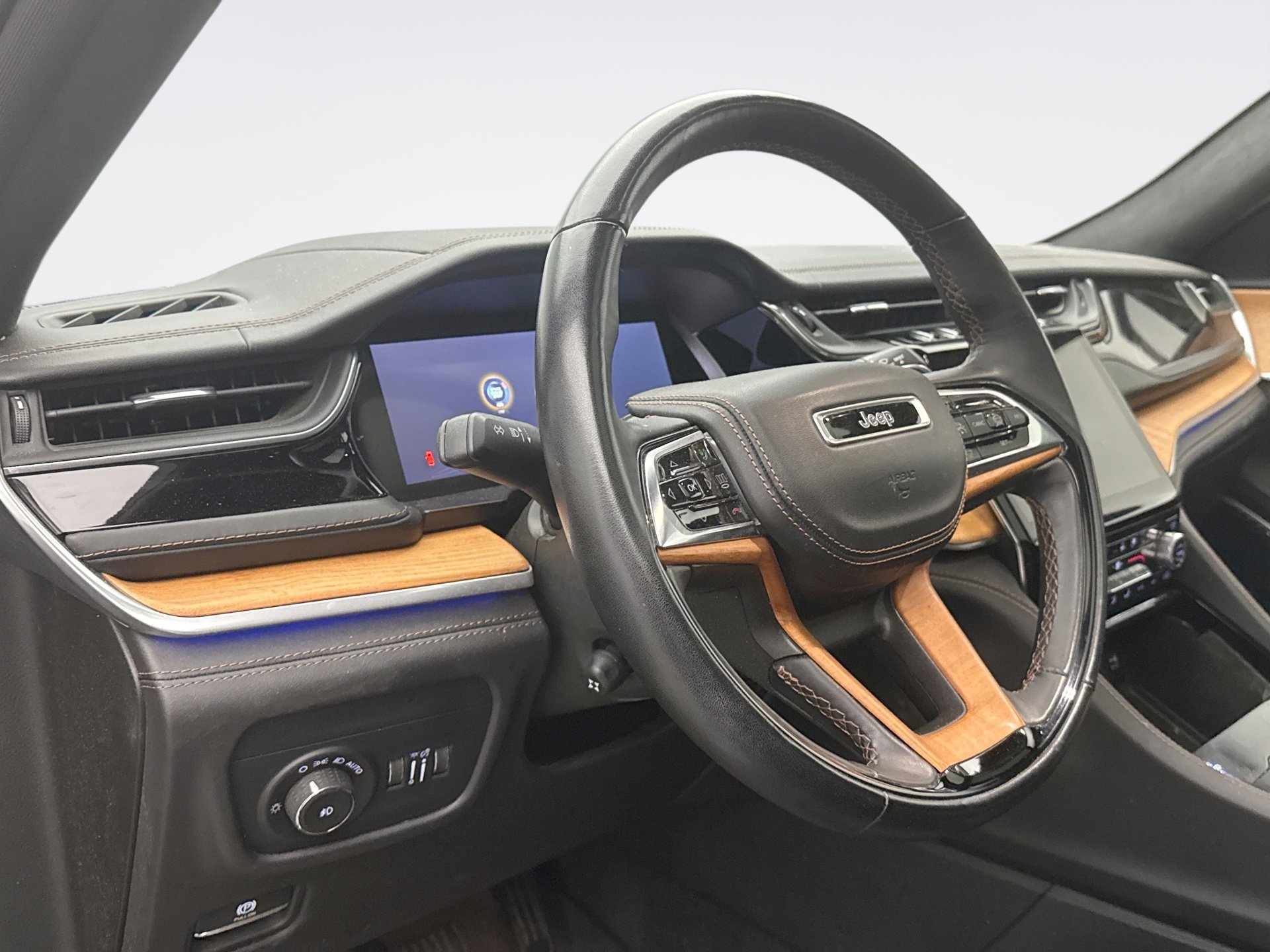 Used 2022 Jeep Grand Cherokee Summit AWD/4WD image 7