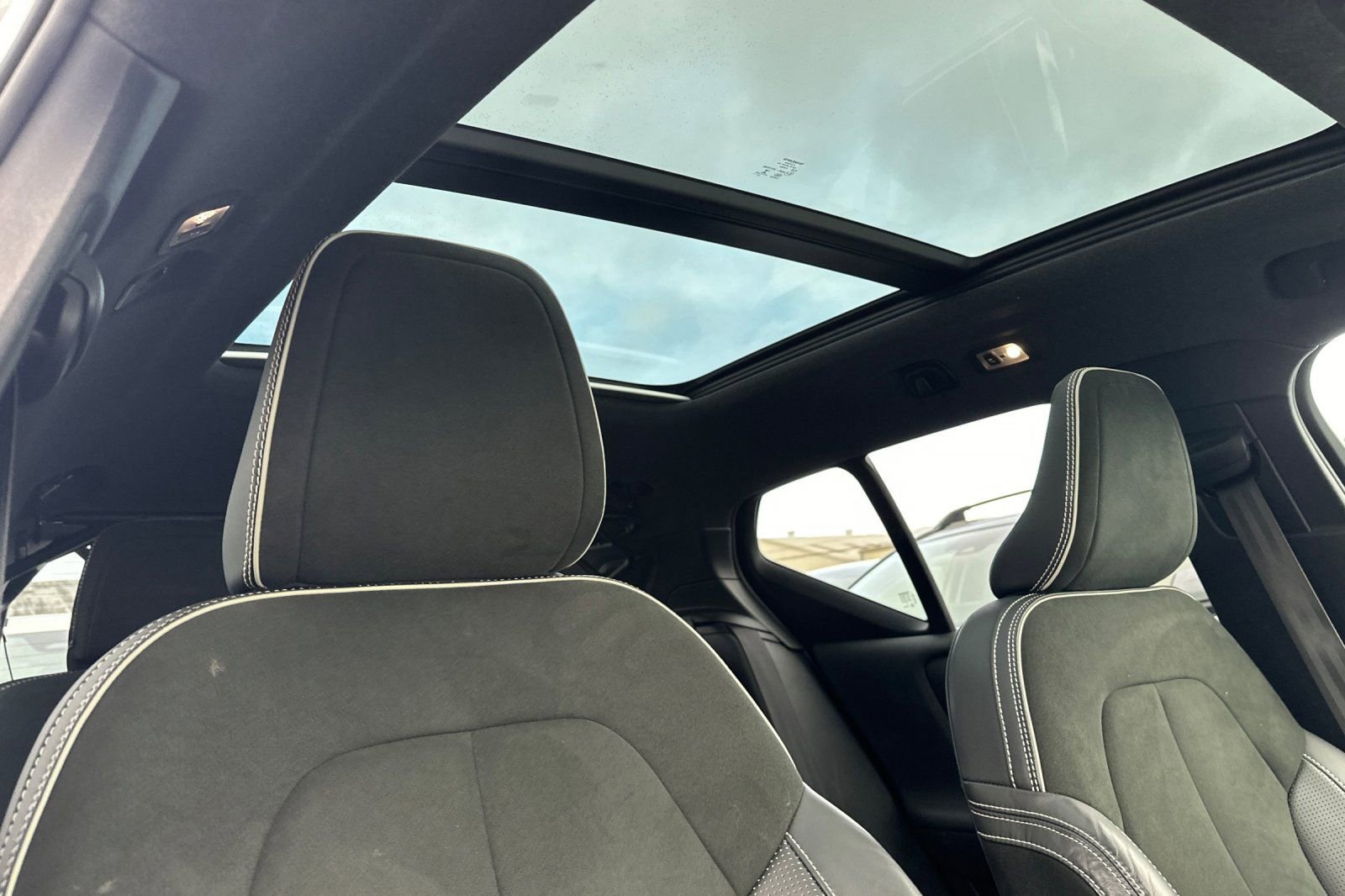 Used 2019 Volvo XC40 T4 R-Design image 19